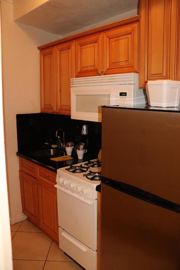 On Hollywood Beach - Affordable Two Bedrooms Sleeps 6 With Two Bathrooms ดาเนียบีช ภายนอก รูปภาพ