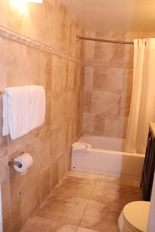 On Hollywood Beach - Affordable Two Bedrooms Sleeps 6 With Two Bathrooms ดาเนียบีช ภายนอก รูปภาพ