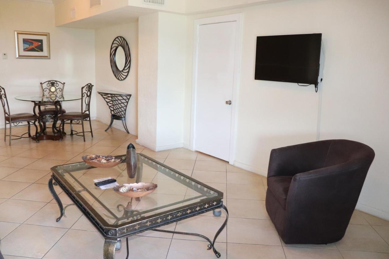On Hollywood Beach - Affordable Two Bedrooms Sleeps 6 With Two Bathrooms ดาเนียบีช ภายนอก รูปภาพ